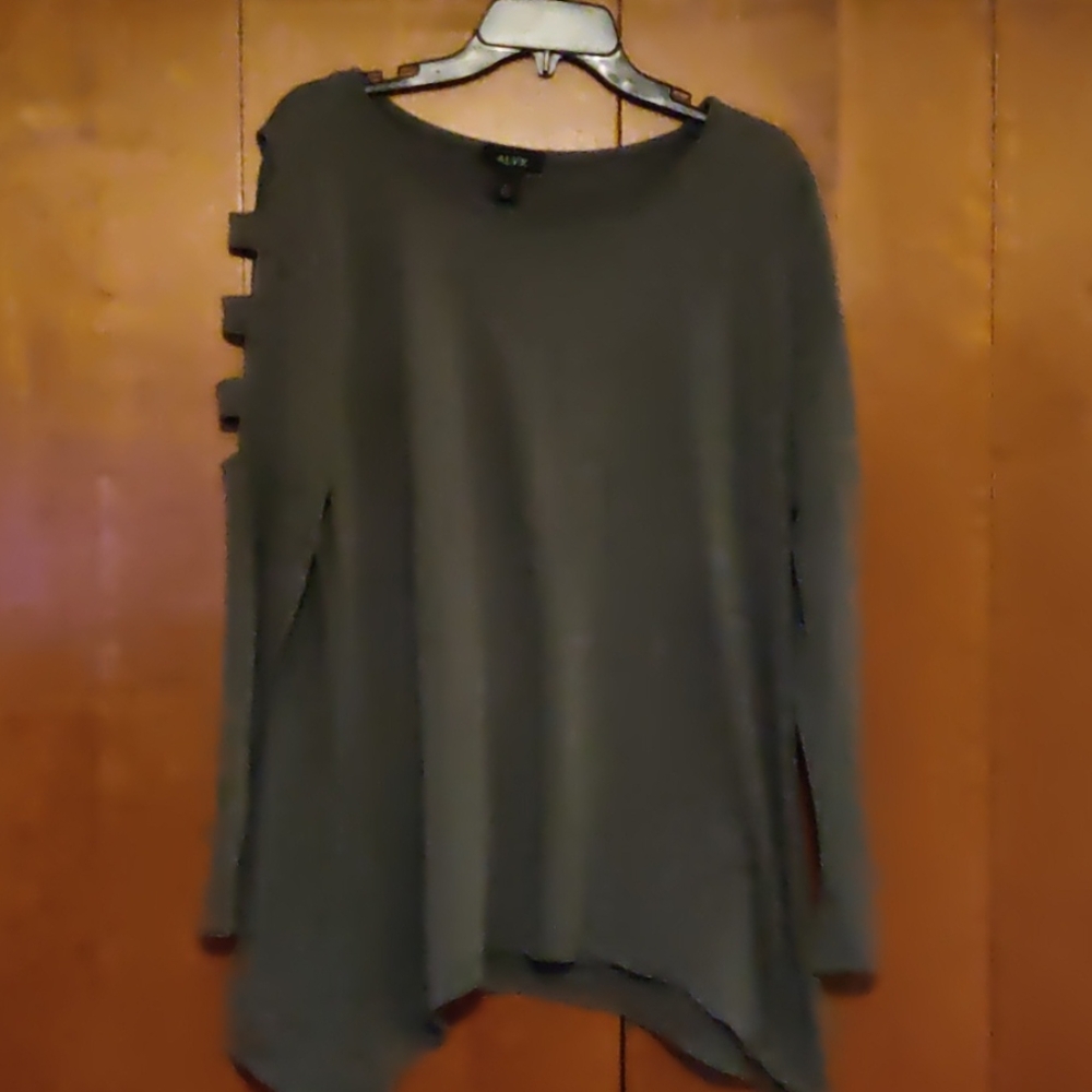 Grey tunic with open sleeve